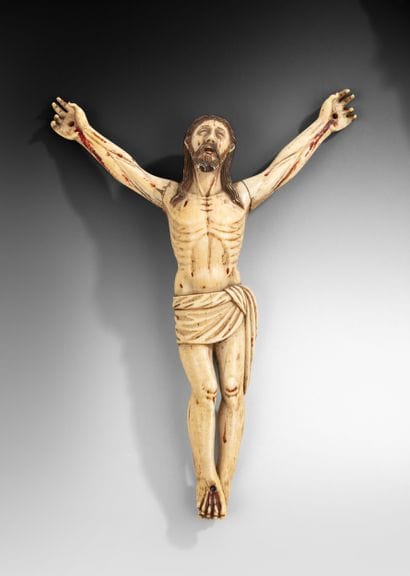 Christ en ivoire sculpté en ronde-bosse avec...