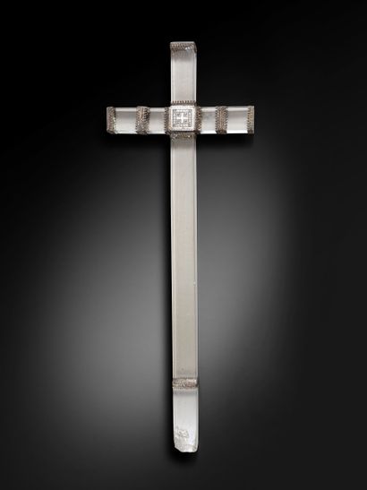 Croix reliquaire en verre imitant le cristal...