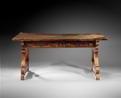 Table en noyer et bois fruitier munie de...