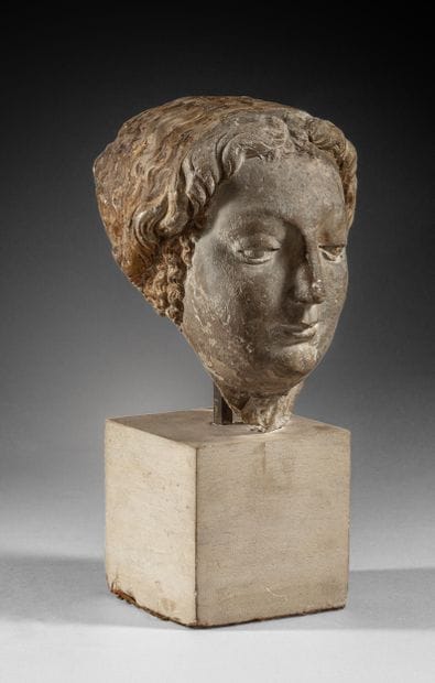 Tête de femme en pierre calcaire sculptée...