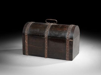 Coffret à dessus cintré en placage d’ébène,...