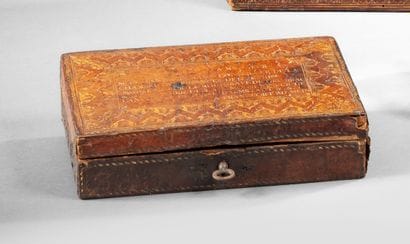 Petite coffret plat en cuir doré au petit...