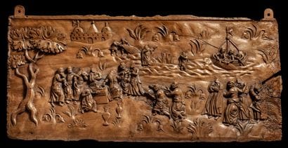 Grand panneau en noyer sculpté en bas-relief...