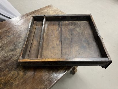 Table en noyer et bois fruitier munie de...