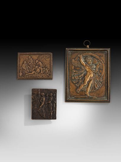 Lot de trois plaquettes en bronze : -	Soldats...