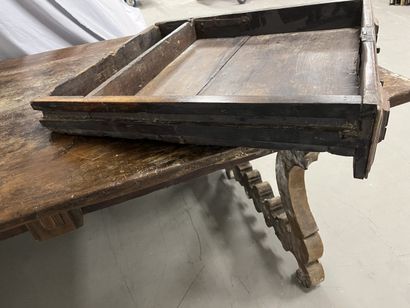 Table en noyer et bois fruitier munie de...