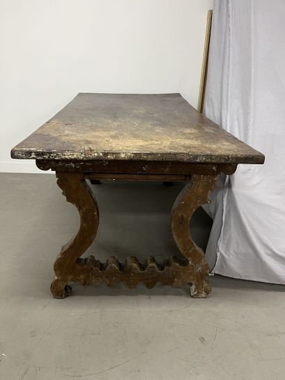 Table en noyer et bois fruitier munie de...