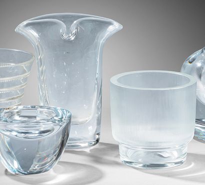 CONTEMPORARY WORK
Two white crystal vases,...