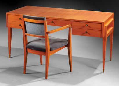 Maxime OLD, in the style of
Flat desk in...
