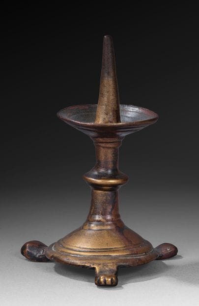 Bronze pique-cierge, circular molded base...