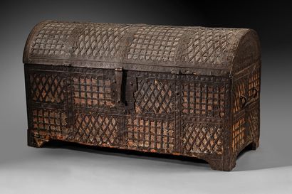 Rare curved-top travel trunk in softwood,...