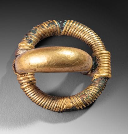 Twisted gold belt buckle
Bronze and gold
Roman...