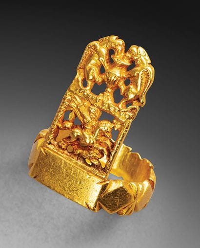 Rare ring depicting a lion hunt surmounted...