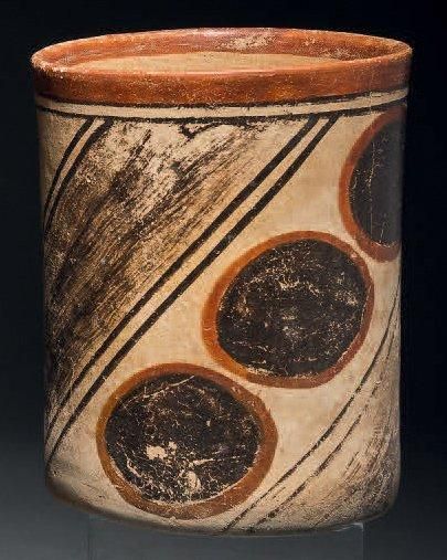 VASE CYLINDRIQUE À DÉCOR POLYCHROME Culture...