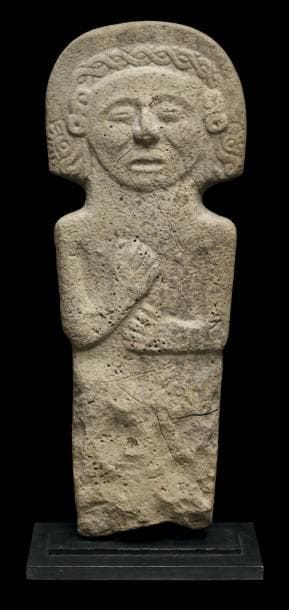 RARE STÈLE ANTHROPOMORPHE Culture Toltèque,...