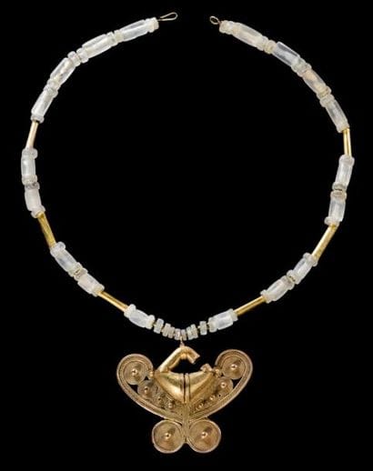 IMPORTANT COLLIER AU PENDENTIF-PAPILLON Culture...