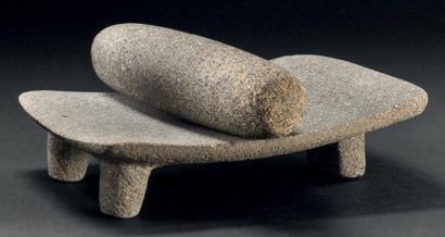 METATE TRIPODE ET SON ROULEAU Versant atlantique...