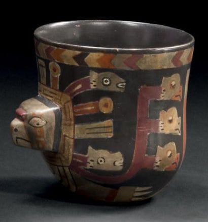 VASE PEINT À TÊTE DE RAPACE Culture Tiahuanaco...