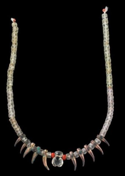 COLLIER composé de griffes de rapace Culture...