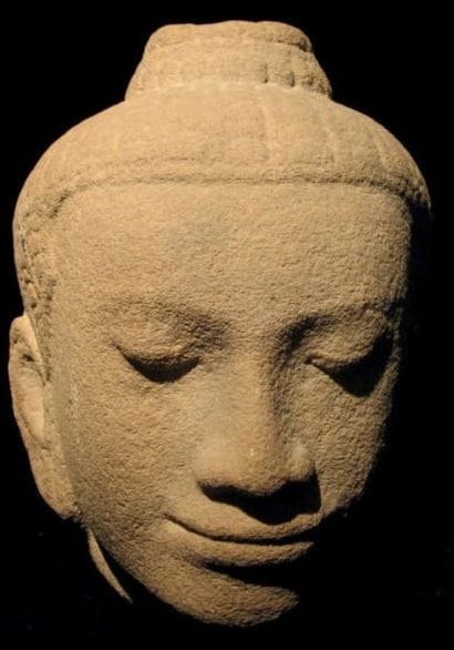 TÊTE DE BOUDDHA Cambodge Grès H. 22 cm Provenance:...
