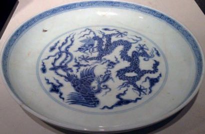 PLAT CIRCULAIRE À DÉCOR DE DRAGON Chine Porcelaine...