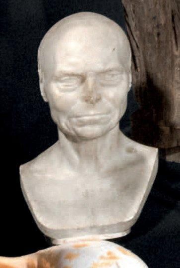 PORTRAIT D'HOMME LES TRAITS MARQUÉS D'APRÈS...