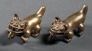 DEUX PENDENTIFS en forme de jaguar Culture...