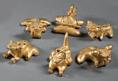 ELÉMENTS DE COLLIER composés de: quatre grenouilles,...