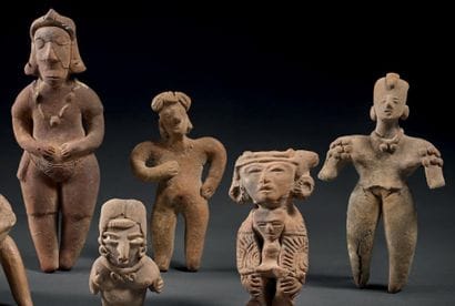 TROIS STATUETTES ANTHROPOMORPHES Culture...