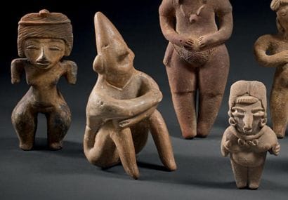 TROIS STATUETTES ANTHROPOMORPHES VÉNUS CALLIPYGE...