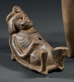 PERSONNAGE ALLONGÉ sur un lit de repos-ocarina...