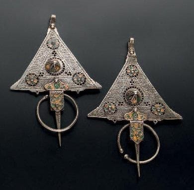 RARE PAIRE DE N'TAOUKA TRIANGULAIRE DITE...