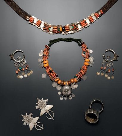 ENSEMBLE DE CINQ BIJOUX Draoua, Aït Seddrate,...
