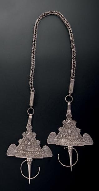 PAIRE DE FIBULES DITE TÊTE DE BÉLIER AVEC...