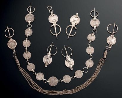ENSEMBLE DE FIBULES ET PARURE PECTORALES...