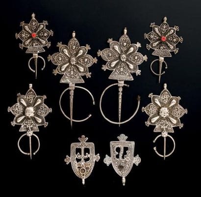 TROIS PAIRES DE FIBULES ET DEUX PENDENTIFS...