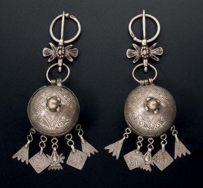 PAIRE DE FIBULES AVEC PENDANTS Région de...