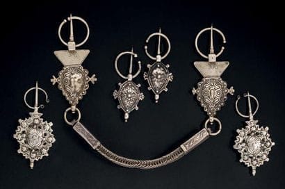 PARURE PECTORALE AVEC FIBULES ET DEUX PAIRES...