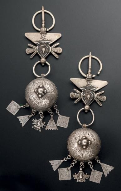PAIRE DE FIBULES AVEC PENDANT Vallée du Draa,...