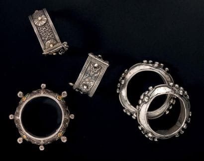 ENSEMBLE DE BRACELETS Anti-Atlas central,...