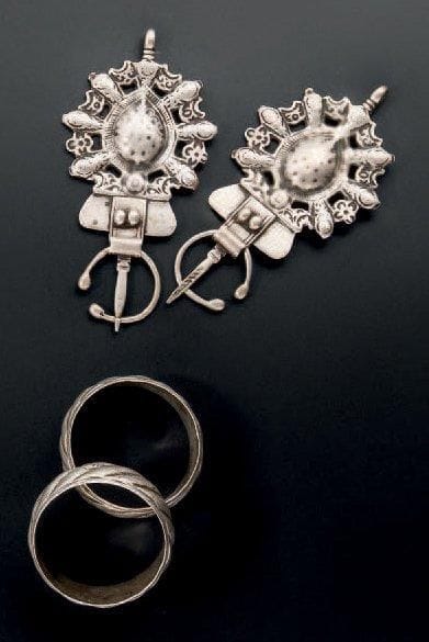 PAIRE DE FIBULES ET BRACELETS Rif Central...