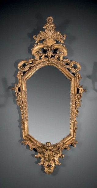MIROIR-RÉFLECTEUR dans un cadre en bois sculpté...