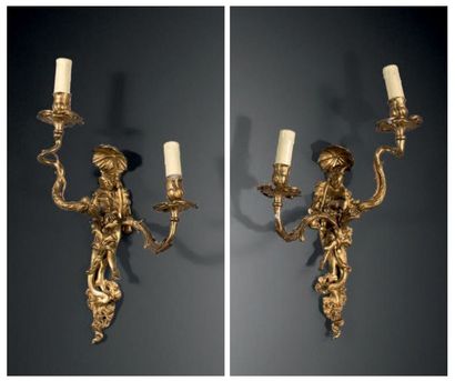 PAIRE D'APPLIQUES à deux lumières en bronze...