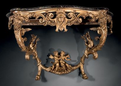 CONSOLE en bois sculpté et doré; la traverse...