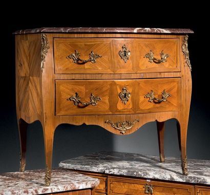 COMMODE DITE « SAUTEUSE » marquetée en quartefeuilles...