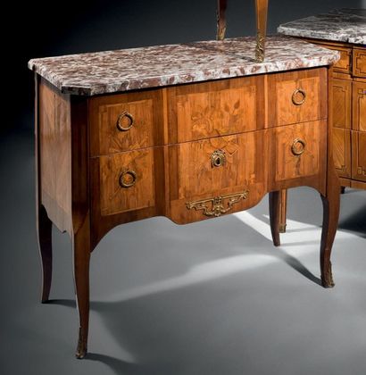 COMMODE marquetée d'attributs de la géographie...