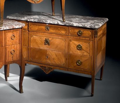 COMMODE marquetée en quartefeuilles de bois...