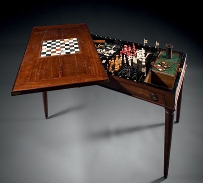 TABLE À JEUX en acajou et placage d'acajou;...