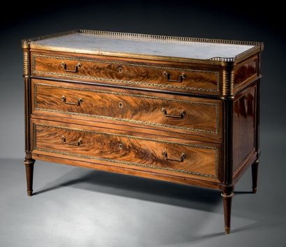 COMMODE en acajou et placage de ronce d'acajou;...