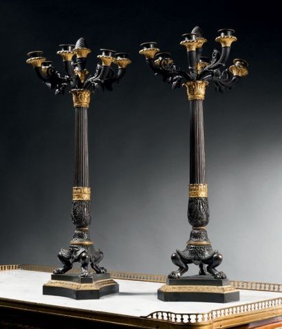 PAIRE DE CANDÉLABRES à six lumières en bronze...